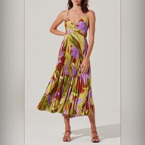 NWOT Astr Blythe Pleated Floral Midi Dress